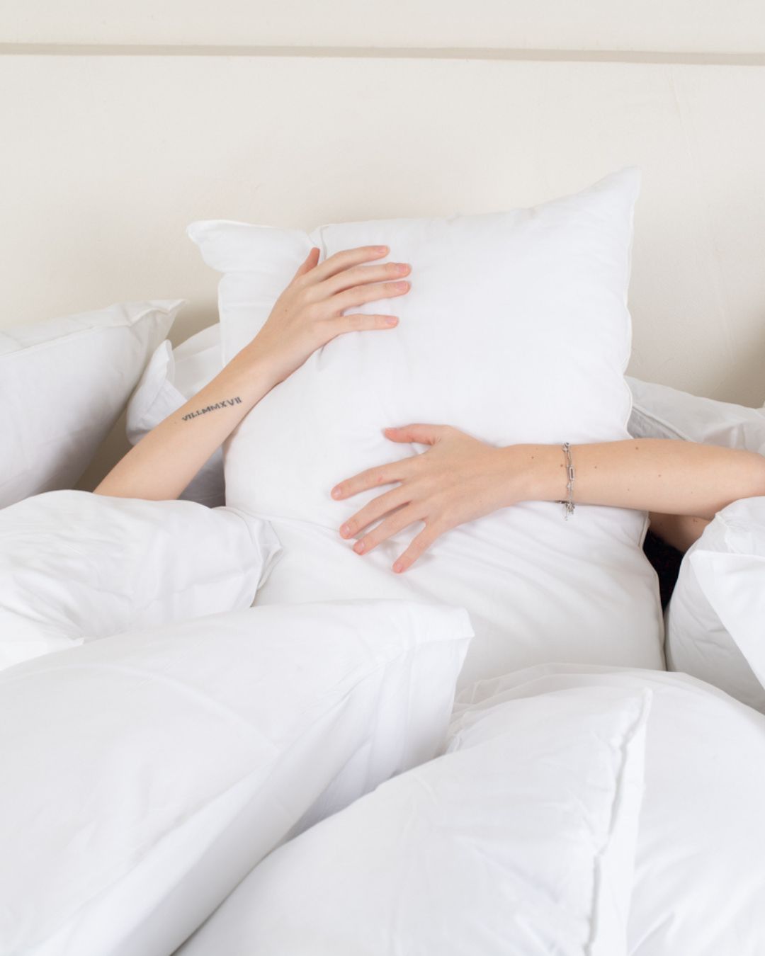 Quel oreiller choisir pour vos voyageurs ? Le guide selon la position de sommeil
