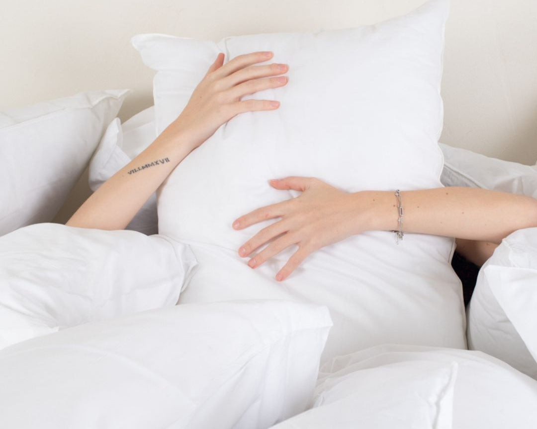 Quel oreiller choisir pour vos voyageurs ? Le guide selon la position de sommeil