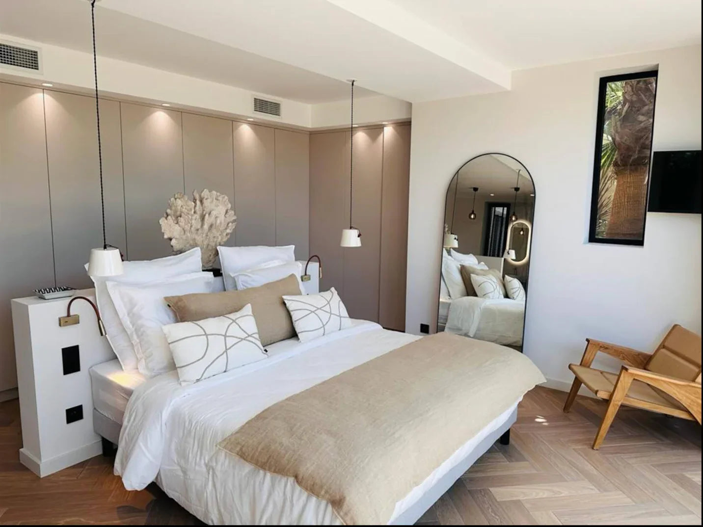 Chambre d'hôtel élégante avec linge hôtelier blanc et beige, couette et oreillers premium pour hôtels et maisons d'hôtes