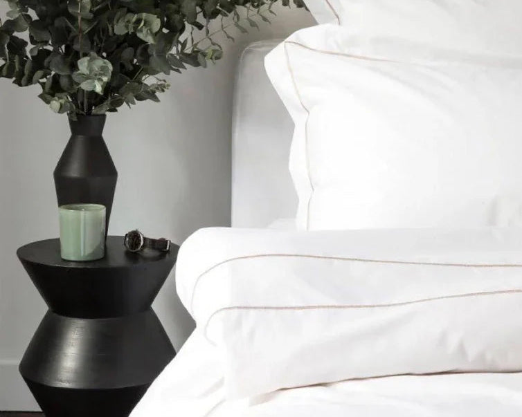 Draps et oreillers blancs hôteliers premium avec finition dorée, linge écoresponsable Oeko-Tex
