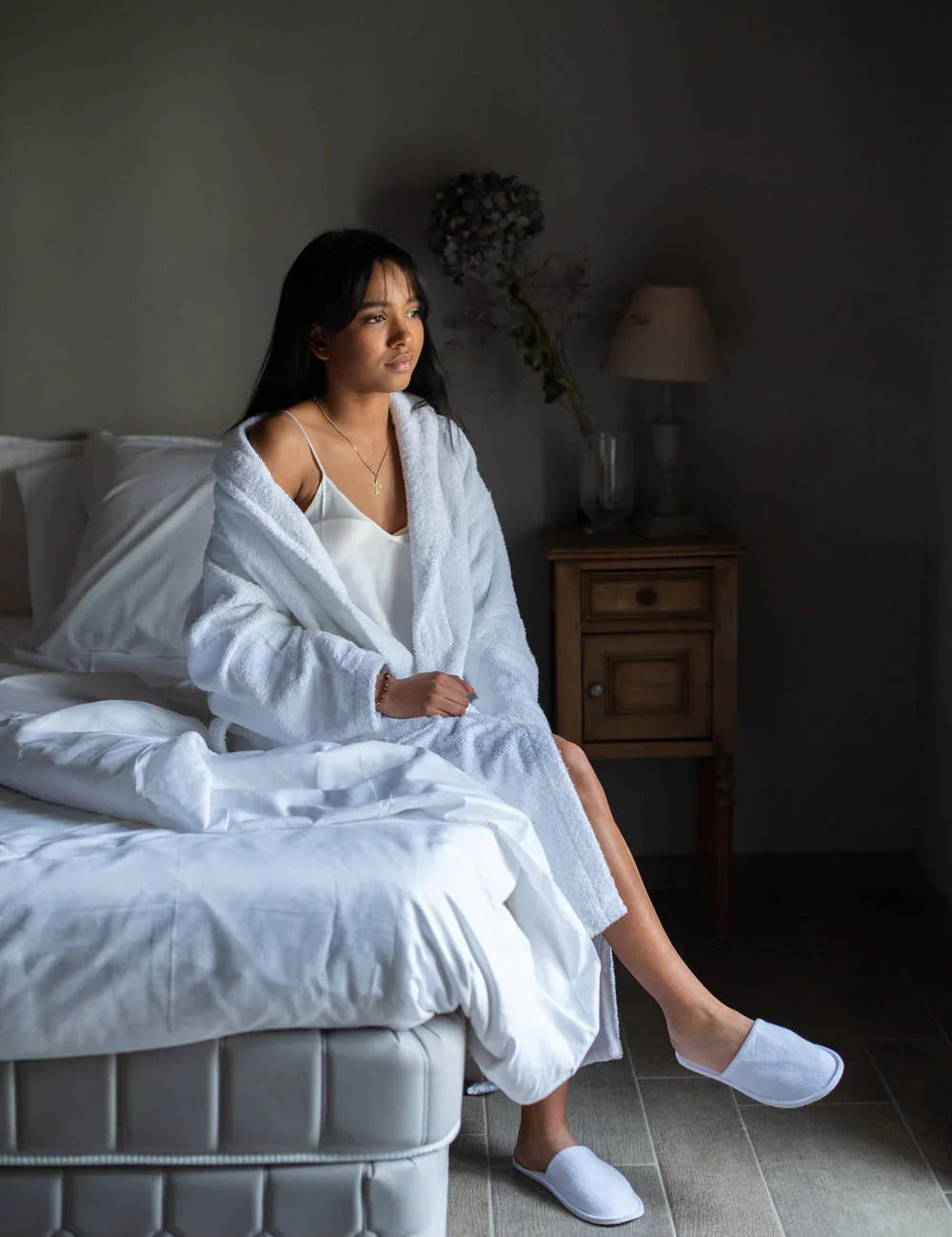Peignoir et chaussons d'hôtel blancs en coton écoresponsable, linge hôtelier premium Oeko-Tex