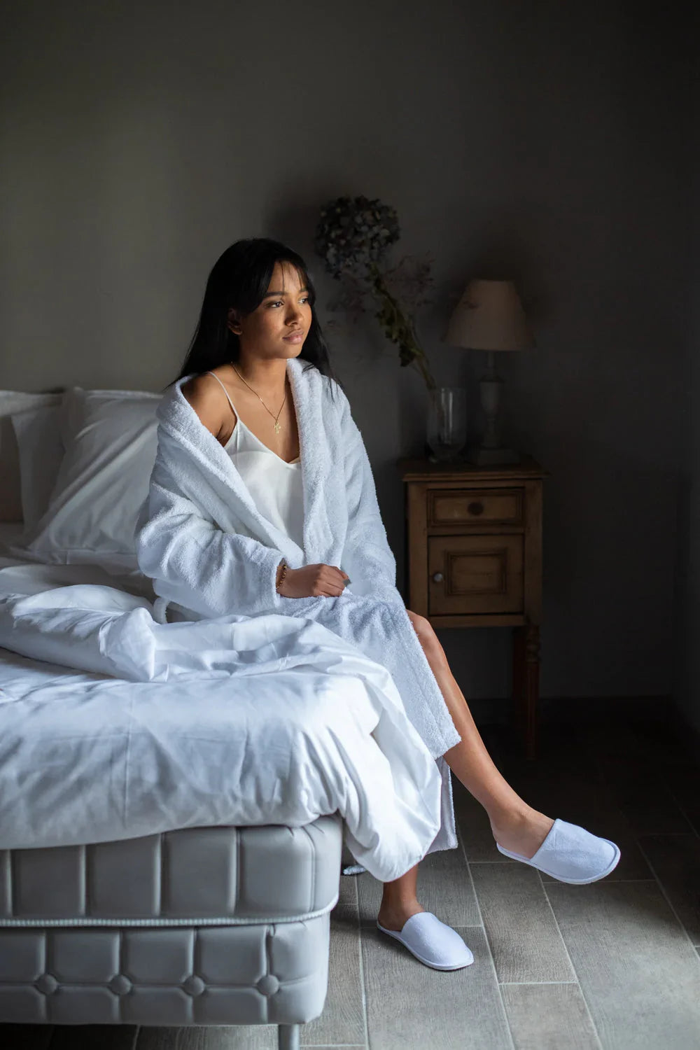 Peignoir et chaussons d'hôtel blancs en coton écoresponsable, linge hôtelier premium Oeko-Tex