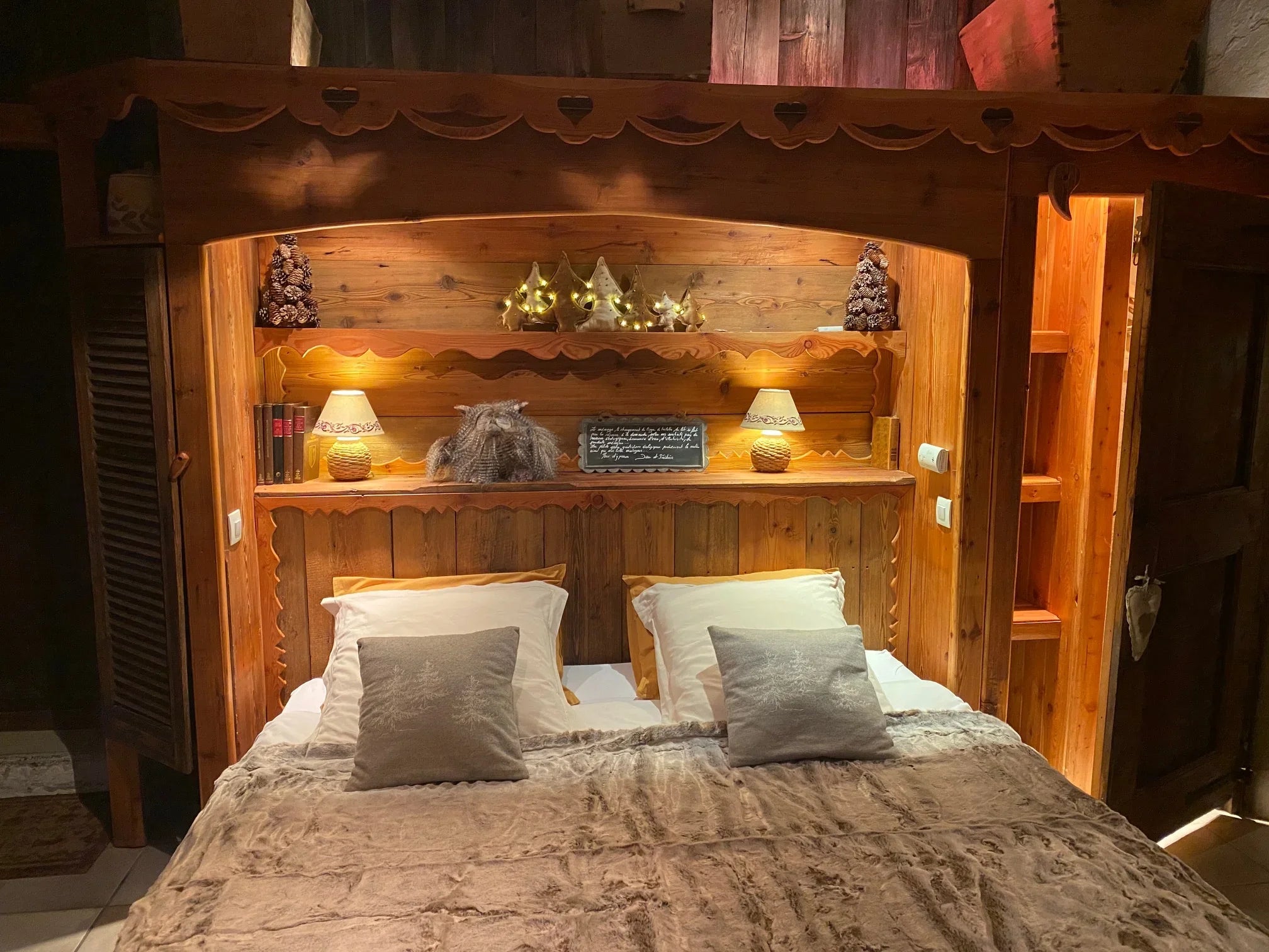 Linge hôtelier premium en bois rustique avec couette et oreillers douillets
