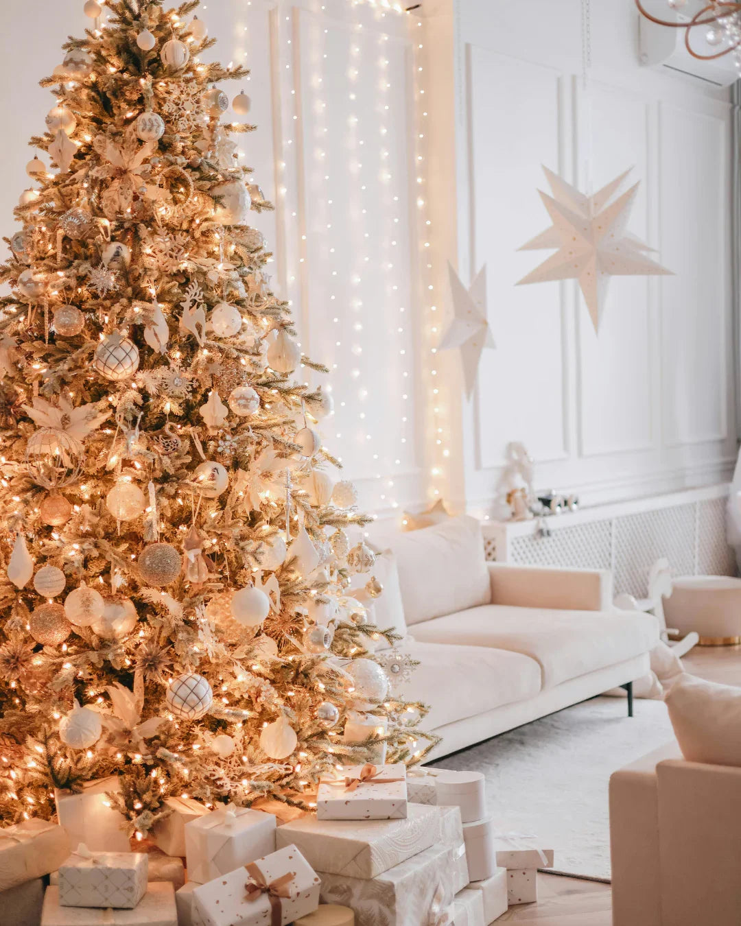 Arbre de Noël décoré avec boules dorées et cadeaux, ambiance chaleureuse et élégante pour hôtel ou maison d'hôtes