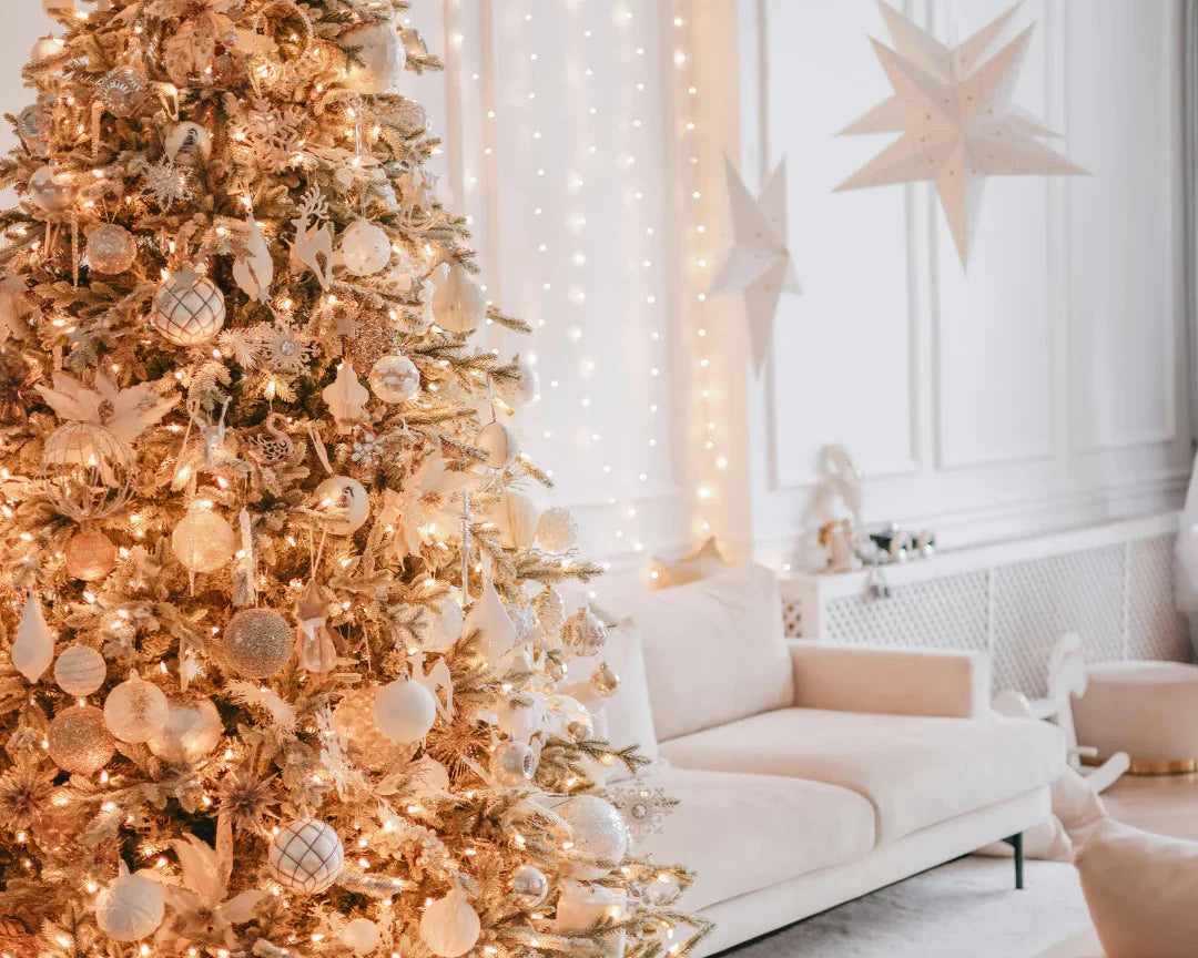 Salon moderne décoré pour Noël avec grand sapin illuminé orné de boules et cadeaux blancs