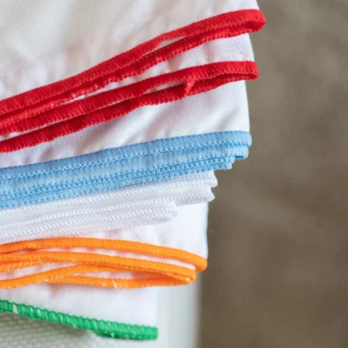 Serviettes hôtelières blanches avec bordures colorées, linge écoresponsable Oeko-Tex
