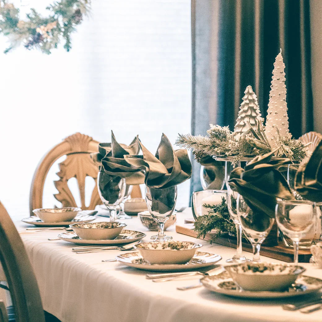 Table élégante avec linge hôtelier premium et décoration festive pour hôtels et maisons d'hôtes