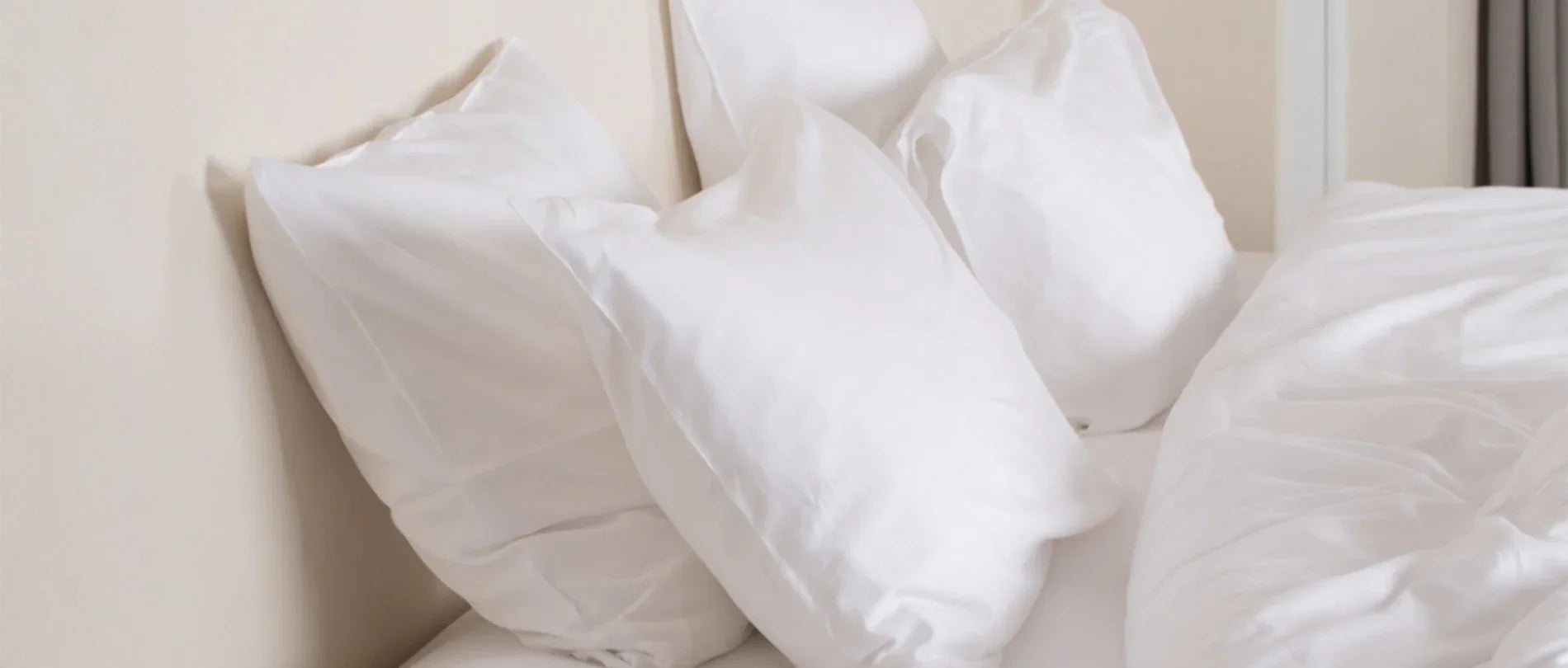 Oreillers et couette blancs sur un lit avec linge de maison comptoir de l’hôtellerie