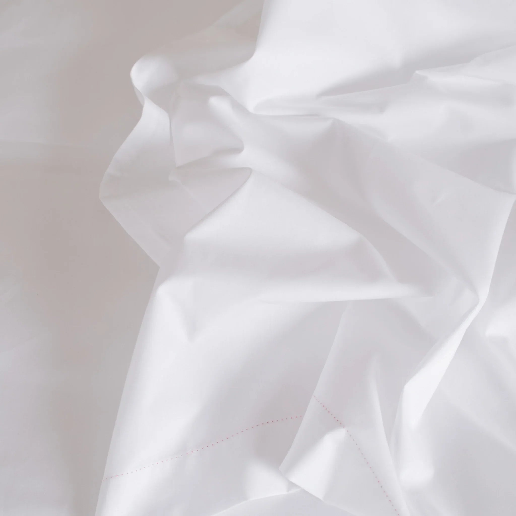 Drap blanc froissé avec couture rose, linge de maison en coton de luxe