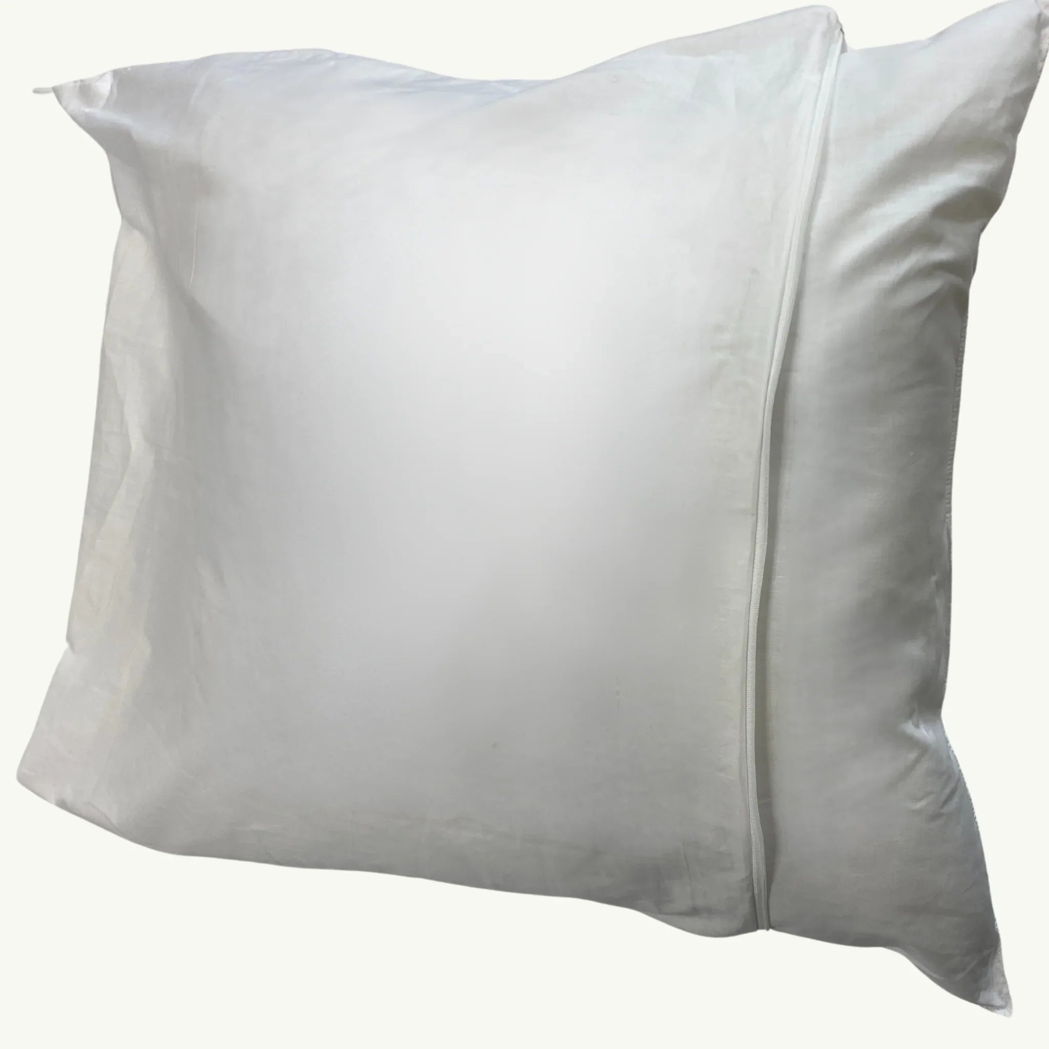Protège-oreiller blanc en tissu avec fermeture éclair visible, isolé sur fond clair