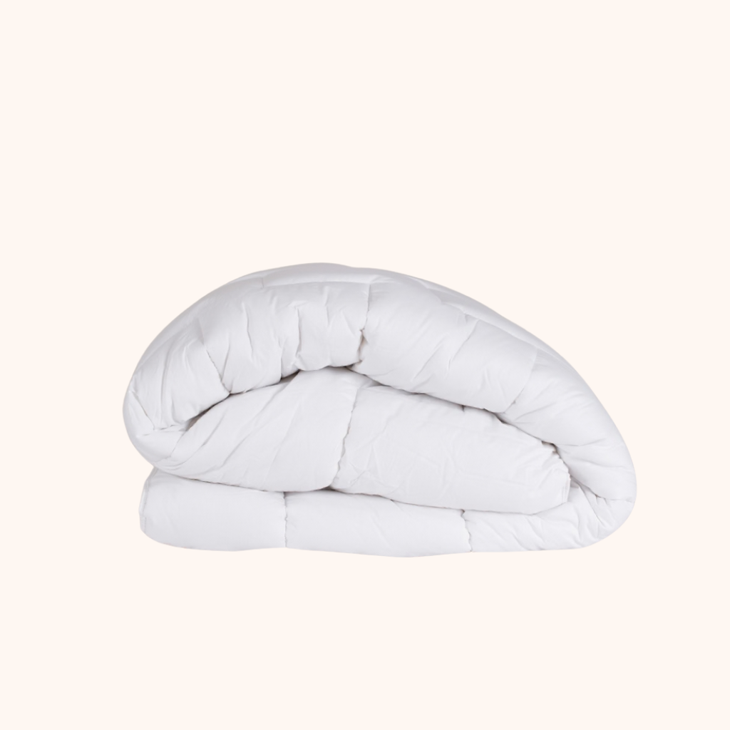 Lit double moderne beige avec tête de lit rembourrée et matelas épais blanc