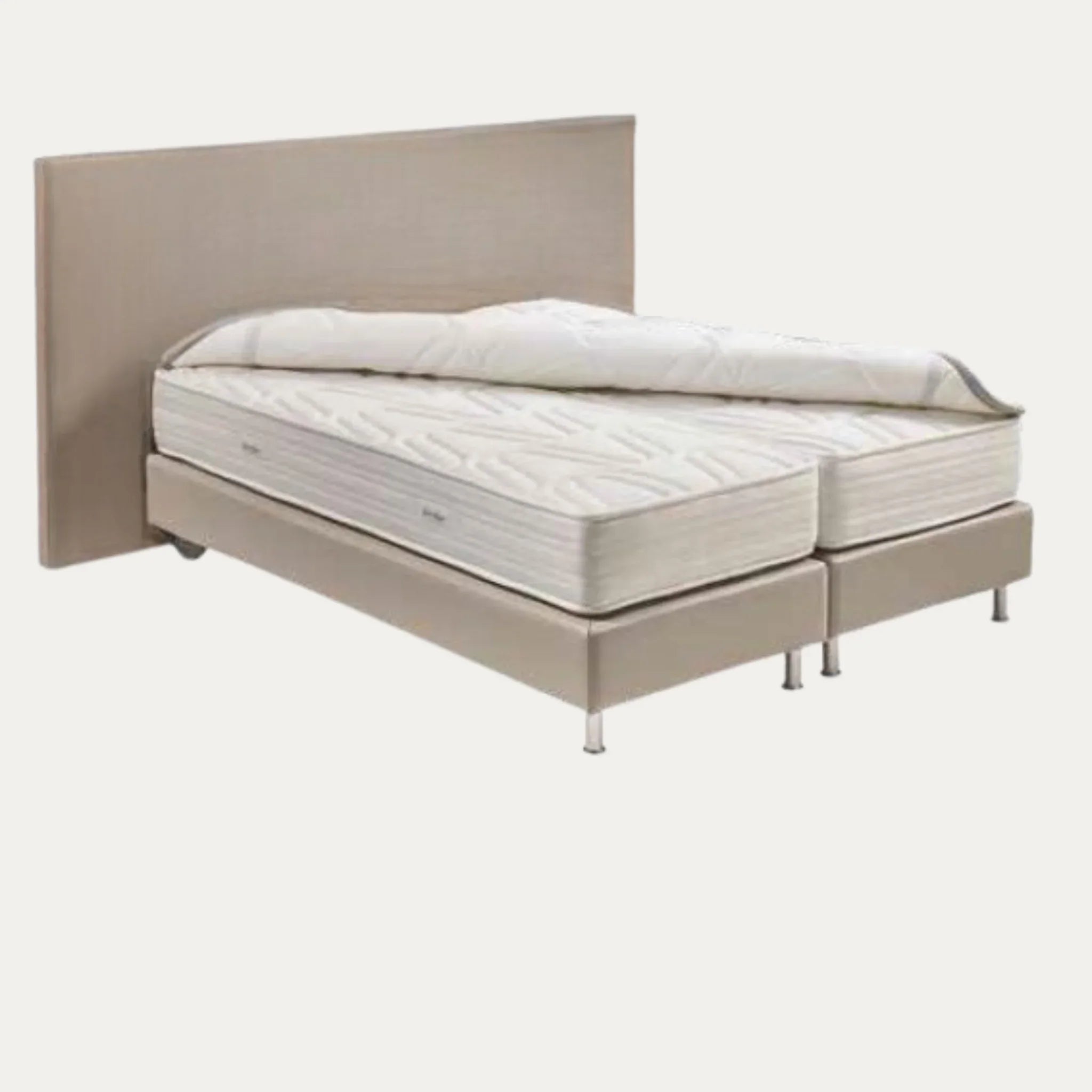 Lit double moderne beige avec tête de lit rembourrée et matelas épais blanc